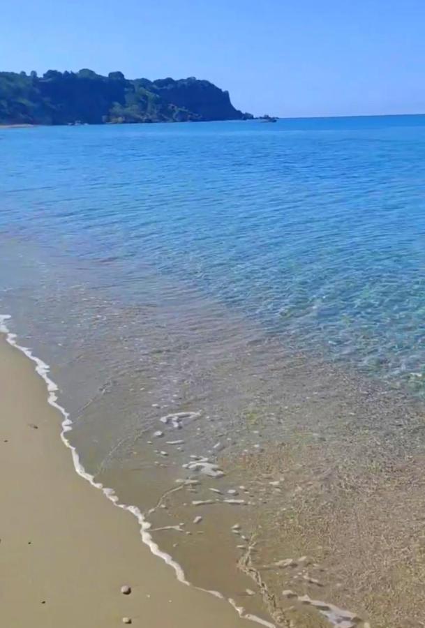 Tetraktys Estate Beachside Υδωρ Agios Matthaios  Ngoại thất bức ảnh