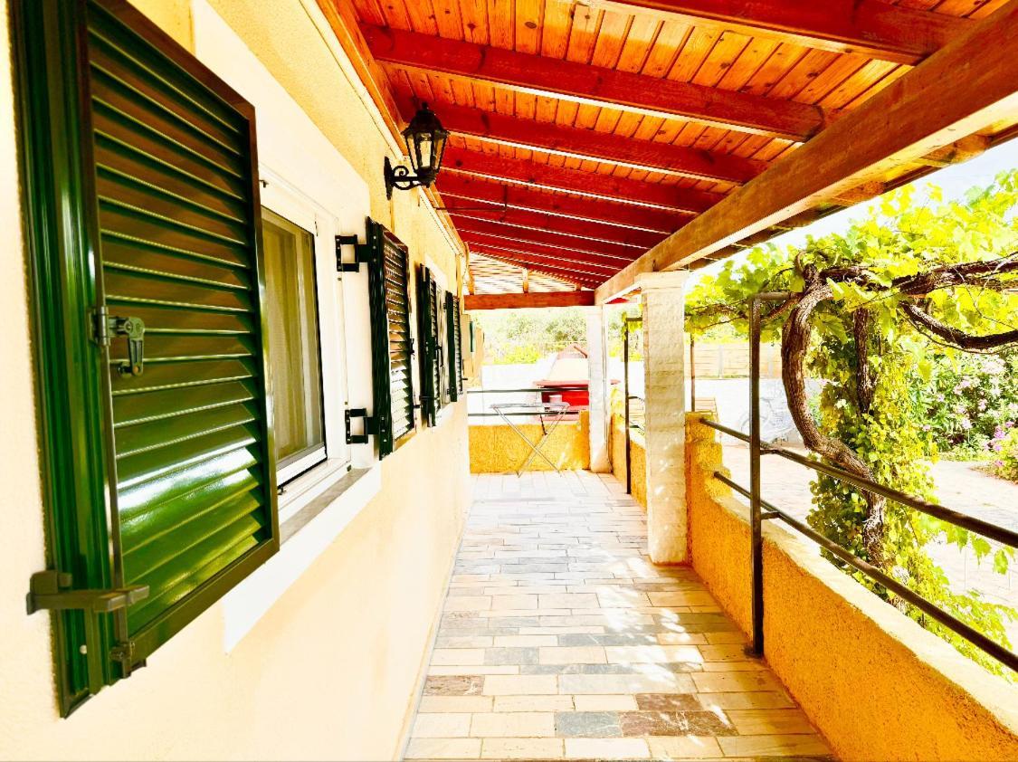 Tetraktys Estate Beachside Υδωρ Agios Matthaios  Ngoại thất bức ảnh